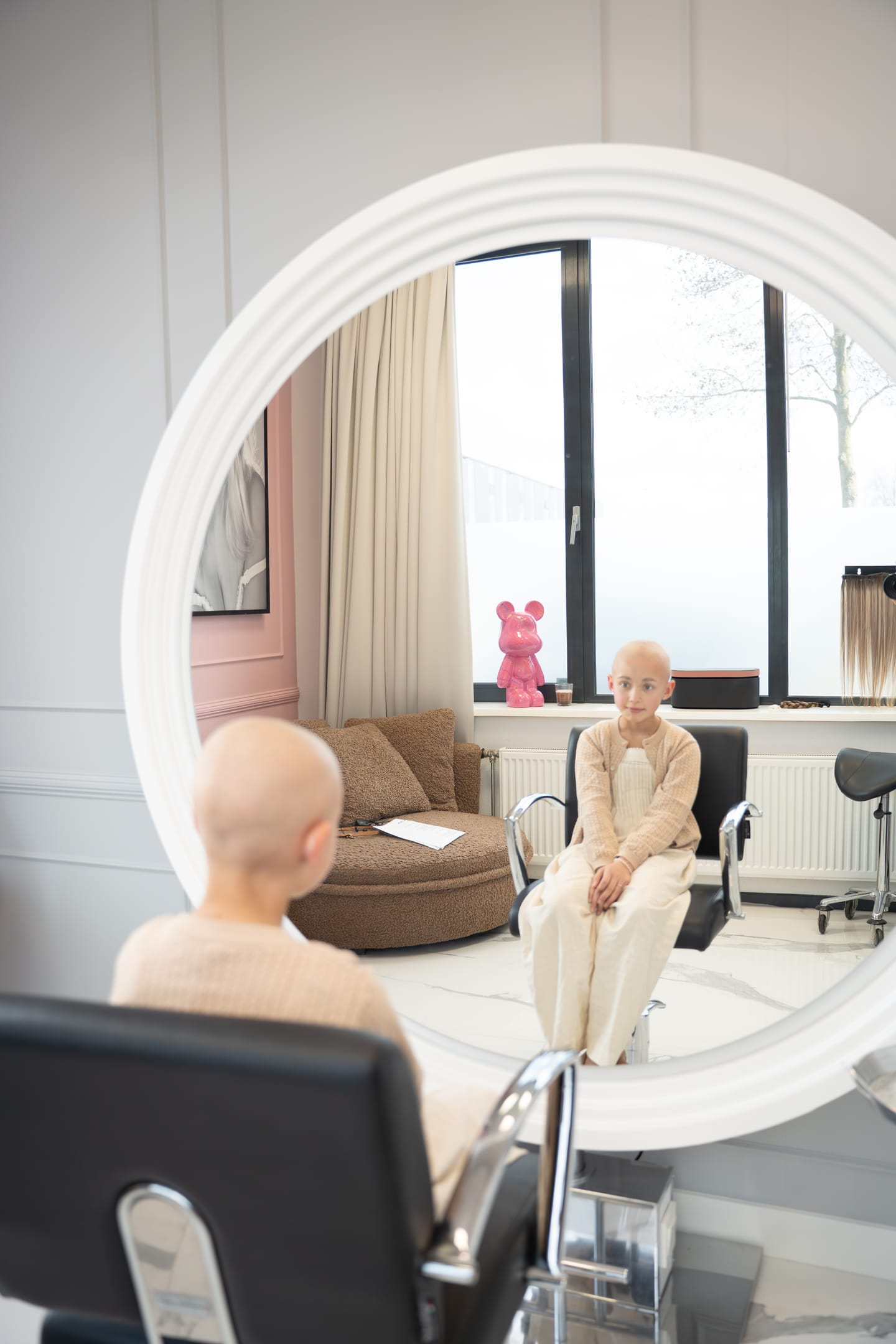 Een kind kijkt rond in de salon