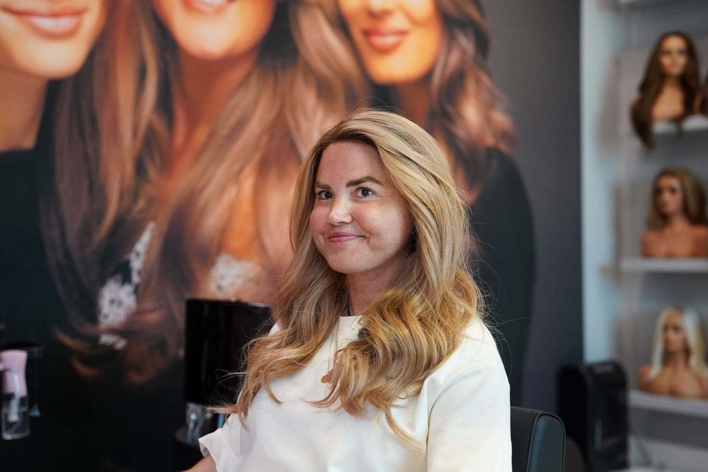 Liselore na het plaatsen van haar haarwerk
