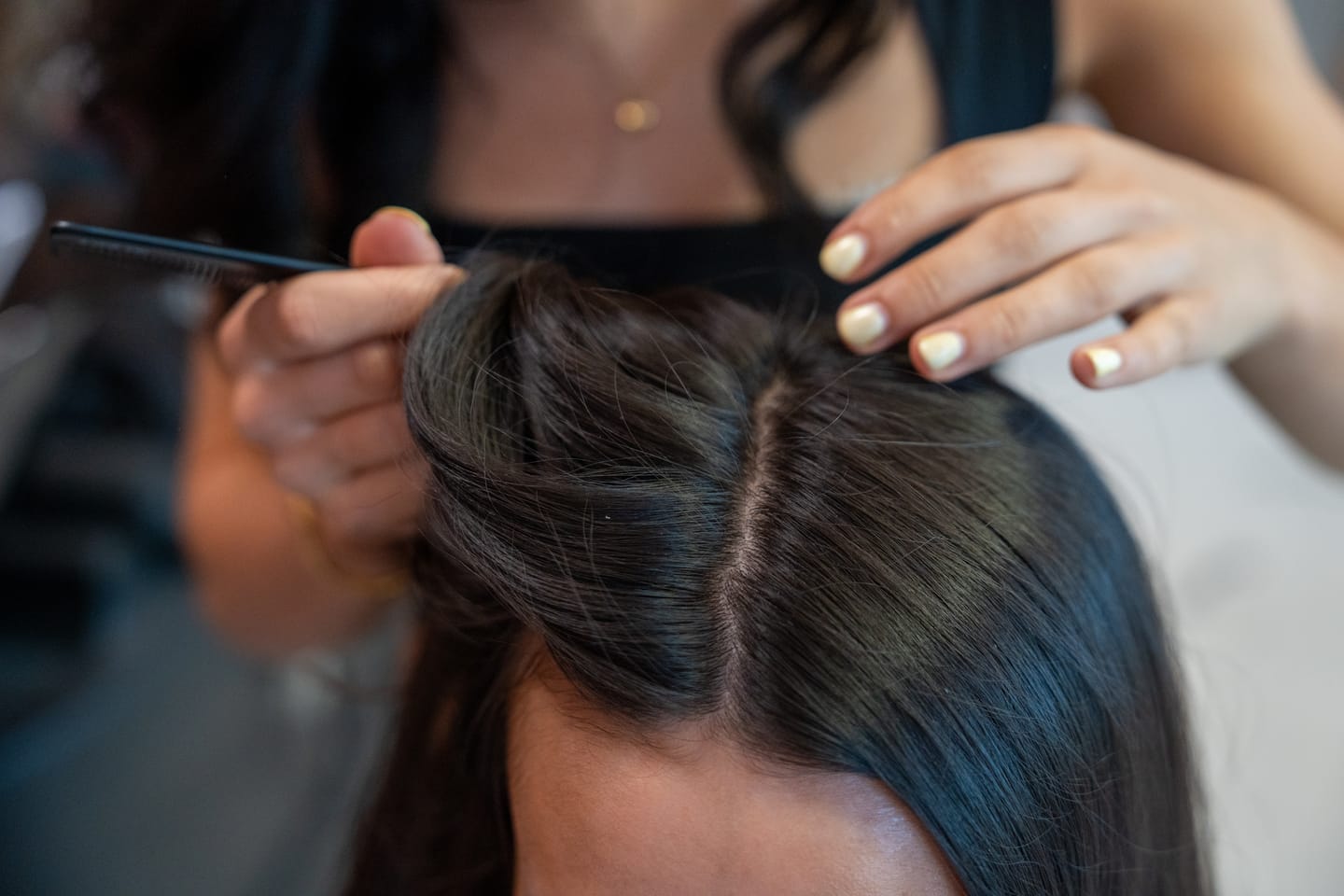 Detail van het werken aan haar